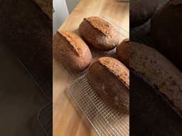 POV: you just pulled this sourdough from the oven. (Recipe 👇🏼) #bread #baking #sourdoughbread