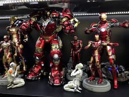 HULKBUSTER 4 of 4 - Remote controlled light up in display cabinet