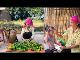 After a day in the forest picking fruit to sell,the mother bought her daughter a hair clip as a gift