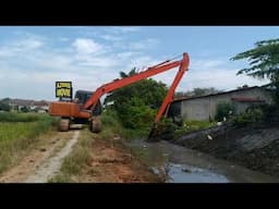 EXCAVATOR LONG ARM HITACHI EX120 KOREK CUCI PARIT BELAKANG RUMAH