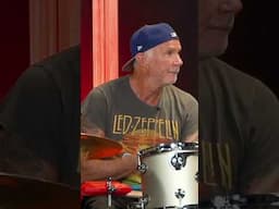 Chad Smith shows Nandi Bushell How To Play “Under The Bridge“ 🥰