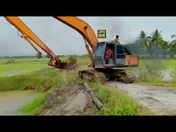 EXCAVATOR LONG ARM HITACHI UH083 TESTING MAKING A RIVER SLOPE