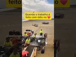 MALAS JOGADAS no AEROPORTO com trabalho ruim #shorts #malas #viagem