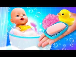 The baby doll's bathtub is broken. A new toy bathtub for baby dolls. Pretend to play in dollhouse.