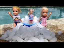 Ice playing ! Elsa & Anna toddlers - kinetic sand fun - Barbie dolls