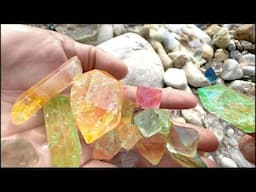 A clean area appeared on the beach, covered with a large number of diamond-shaped crystal stones.