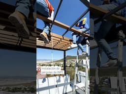 Instalando el pergolado a base de wpc sobre bastidor de IPR y perfilería… #pergolado #pergola #wpc