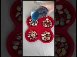 DIY resin coasters with pebbles. #resinart #diydecor #epoxy #kunst