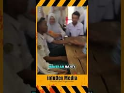 Mereka serius banget belajar dan mempraktikkan akad nikah, lengkap dengan arahan dari guru